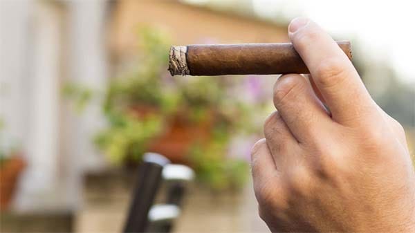 葉巻の持ち方：5つの方法